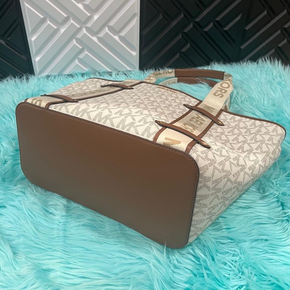 MICHAEL Michael Kors Maeve Large Logo
Monogram Open Tote Vanilla. NWT - Picture 5 of 9